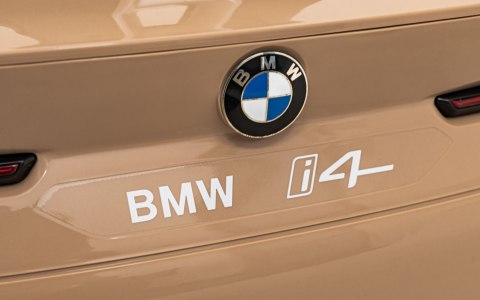 Autko BMW i4 na akumulator dla dzieci Złoty + Wolny Start + EVA + Ekoskóra + Audio LED + Pilot Autko BMW i4 na akumulator dla dzieci Złoty + Wolny Start + EVA + Ekoskóra + Audio LED + Pilot