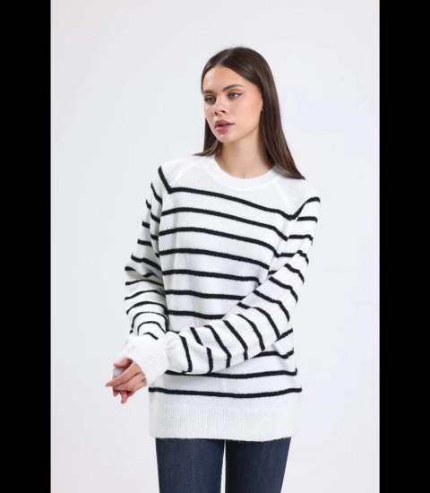 Ciepły damski sweter modny w paski ANNA (Biały) Ciepły damski sweter modny w paski ANNA (Biały)