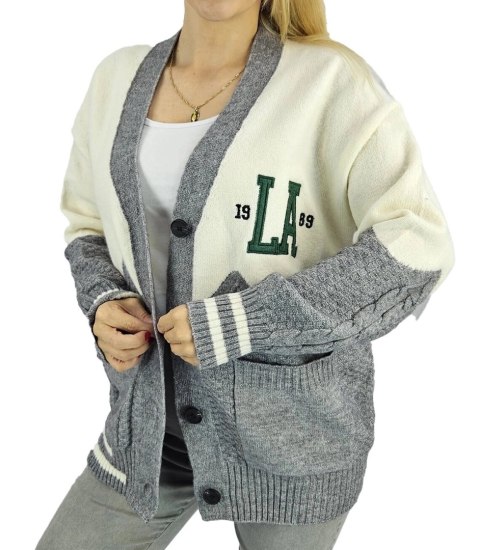 Sweter kardigan z naszywkami Los Angeles (Szary || Wielokolorowy) Sweter kardigan z naszywkami Los Angeles (Szary || Wielokolorowy)