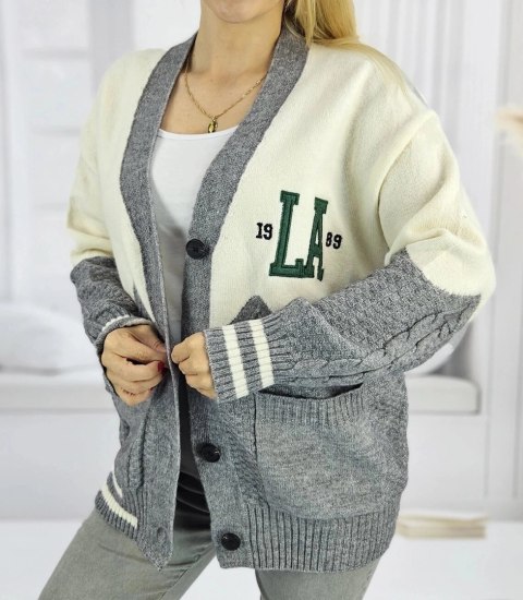 Sweter kardigan z naszywkami Los Angeles (Szary || Wielokolorowy) Sweter kardigan z naszywkami Los Angeles (Szary || Wielokolorowy)