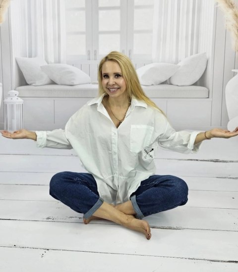 Biała koszula oversize z naszywką Elegancka KAMA Biała koszula oversize z naszywką Elegancka KAMA