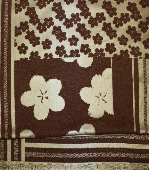 Elegancki dwustronny szalik z złotą nitką i wzorem w kwiaty (Brązowy || Wielokolorowy) Elegancki dwustronny szalik z złotą nitką i wzorem w kwiaty (Brązowy || Wielokolorowy)
