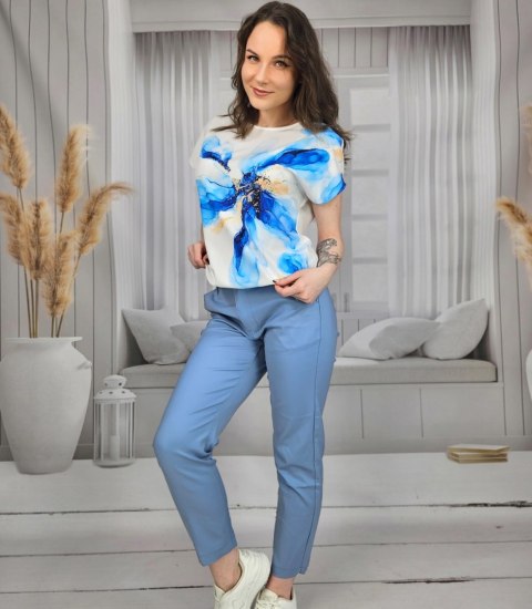 Elegancka bluzka zgumką w pasie i kwiatowym nadrukiem SIMON (Biały || Niebieski) 50 Elegancka bluzka zgumką w pasie i kwiatowym nadrukiem SIMON (Biały || Niebieski) 50
