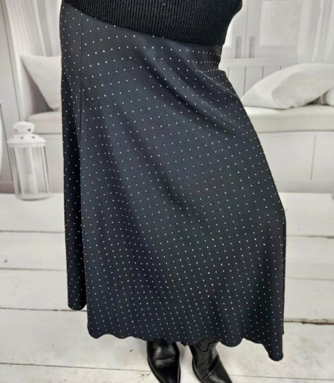 Długa elegancka satynowa spódnica z ozdobnymi kryształkami STAR (Czarny) Długa elegancka satynowa spódnica z ozdobnymi kryształkami STAR (Czarny)