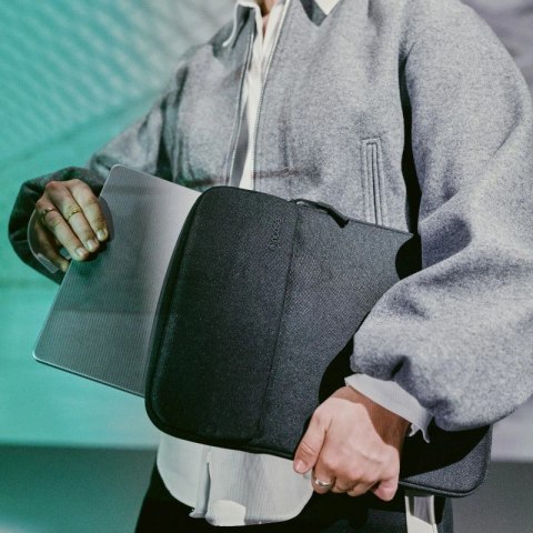 Incase Crosstown Sleeve with Woolenex - Pokrowiec z kieszenią MacBook Pro 14" (M4/M3/M2/M1/2024-2021) (Black) Incase Crosstown Sleeve with Woolenex - Pokrowiec z kieszenią MacBook Pro 14" (M4/M3/M2/M1/2024-2021) (Black)