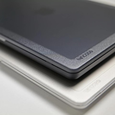 Incase Edge Hardshell Case - Etui MacBook Pro 16" (M4/M3/M2/M1/2024-2021) (Clear) Incase Edge Hardshell Case - Etui MacBook Pro 16" (M4/M3/M2/M1/2024-2021) (Clear)