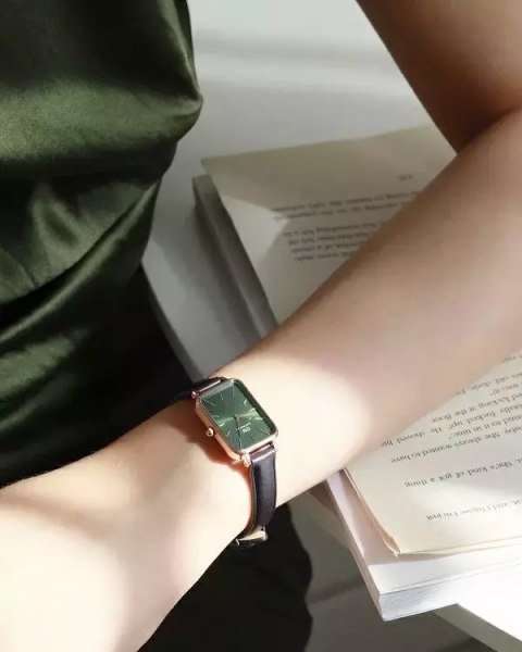 ZEGAREK DAMSKI DANIEL WELLINGTON DW00100439 - Quadro Pressed Sheffield Gold Emerald 32mm + BOX ZEGAREK DAMSKI DANIEL WELLINGTON DW00100439 - Quadro Pressed Sheffield Gold Emerald 32mm + BOX