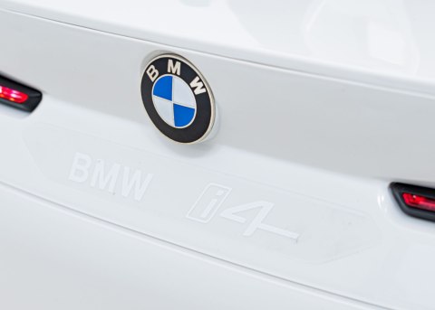 Autko BMW i4 na akumulator dla dzieci Biały + Wolny Start + EVA + Ekoskóra + Audio LED + Pilot Autko BMW i4 na akumulator dla dzieci Biały + Wolny Start + EVA + Ekoskóra + Audio LED + Pilot