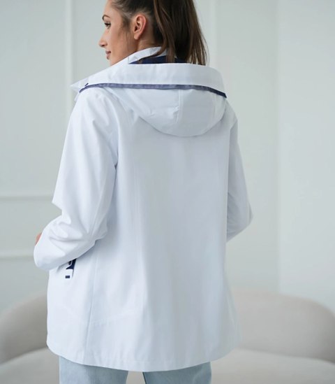 Stylowa damska kurtka - taliowana, lekka, z odpinanym kapturem CARLA (Biały)