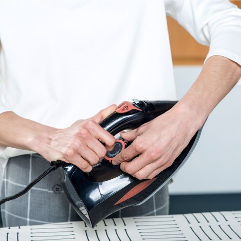 Żelazko parowe Black+Decker BXIR3000E (3000W; czarny) Żelazko parowe Black+Decker BXIR3000E (3000W; czarny)