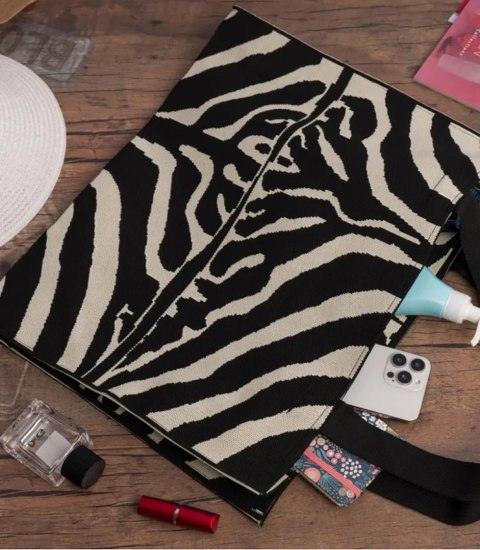 Torba shopper wzorzysta duża kolorowa na ramię z zamkiem (Biały || Wielokolorowy || Czarny) Torba shopper wzorzysta duża kolorowa na ramię z zamkiem (Biały || Wielokolorowy || Czarny)