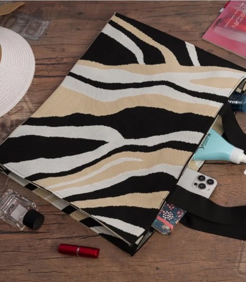 Torba shopper wzorzysta duża kolorowa na ramię z zamkiem (Wielokolorowy || Beżowy) Torba shopper wzorzysta duża kolorowa na ramię z zamkiem (Wielokolorowy || Beżowy)