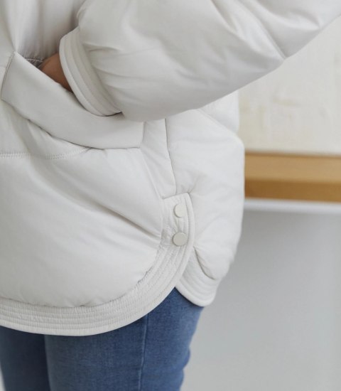 Kurtka zimowa damska pikowana z kapturem KORNELIA (Biały)