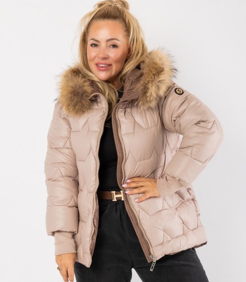 Pikowana kurtka zimowa z kapturem futerkiem ARIA PUFF PLUS SIZE (Beżowy) 7XL (54) Pikowana kurtka zimowa z kapturem futerkiem ARIA PUFF PLUS SIZE (Beżowy) 7XL (54)