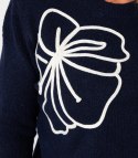Klasyczny sweter damski z aplikacją kwiat 3D CLASSIC BLOOM (Niebieski)