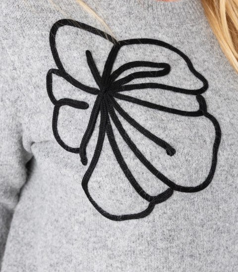 Klasyczny sweter damski z aplikacją kwiat 3D CLASSIC BLOOM (Szary) Klasyczny sweter damski z aplikacją kwiat 3D CLASSIC BLOOM (Szary)