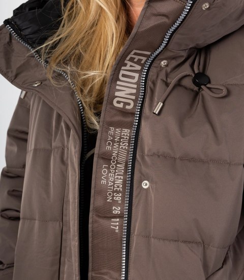 Długi zimowy pikowany płaszcz kurtka ciepła SUZANA PLUS SIZE (Brązowy) 7XL (54) Długi zimowy pikowany płaszcz kurtka ciepła SUZANA PLUS SIZE (Brązowy) 7XL (54)